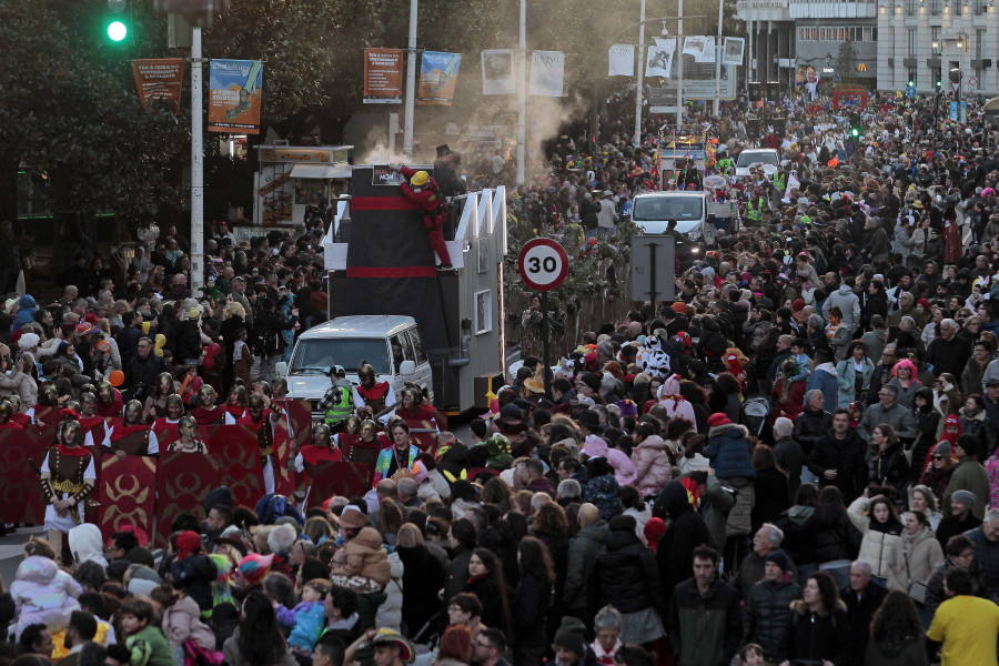 Las comparsas se adueñan de la ciudad y la inundan de ritmo y magia carnavalesca