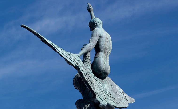 Coruña Insólita | La Unión y el Fénix, la escultura más elevada (y misteriosa) de A Coruña