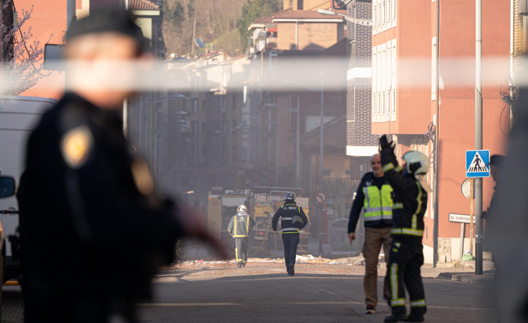 Una explosión de gas deja en Mieres 17 heridos y un edificio derruido