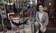 La librería Couceiro honra a Rosalía de Castro con un premiado y creativo escaparate