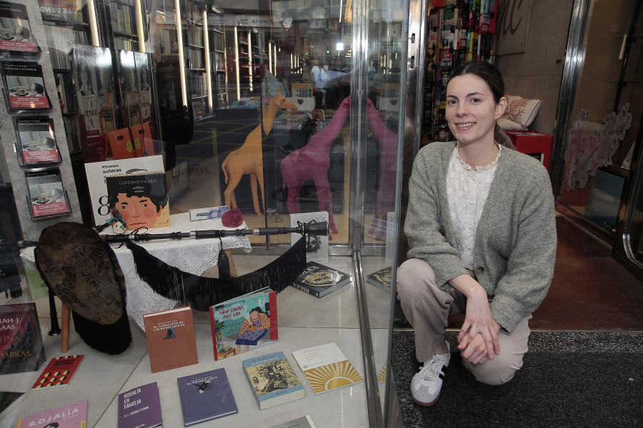 La librería Couceiro honra a Rosalía de Castro con un premiado y creativo escaparate