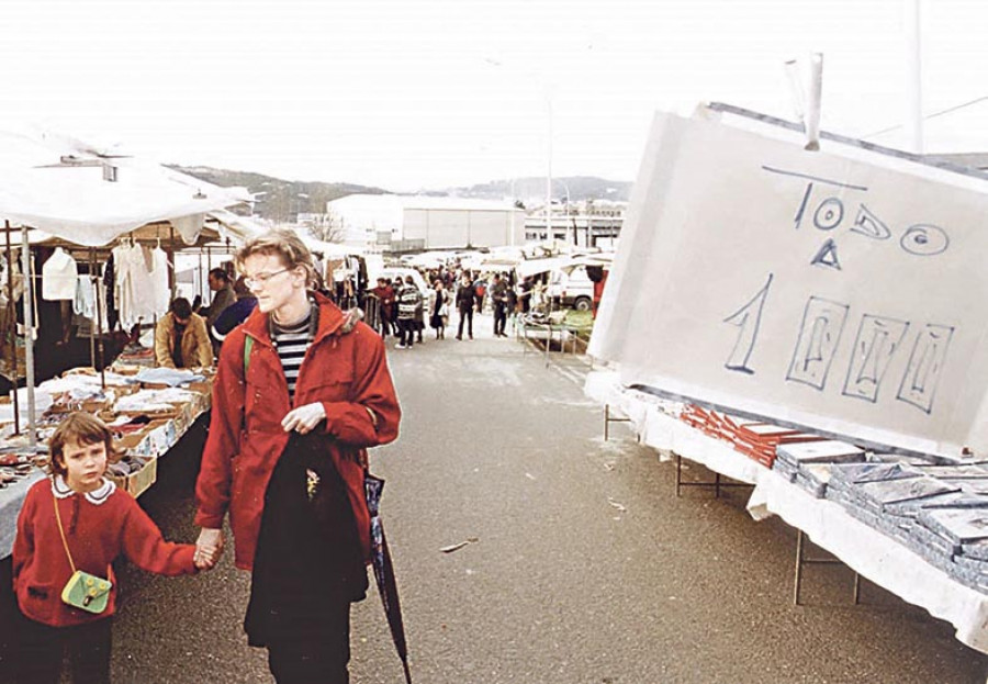 Hace 25 años | Los vendedores ambulantes estudian mudarse a la avenida de A Sardiñeira
