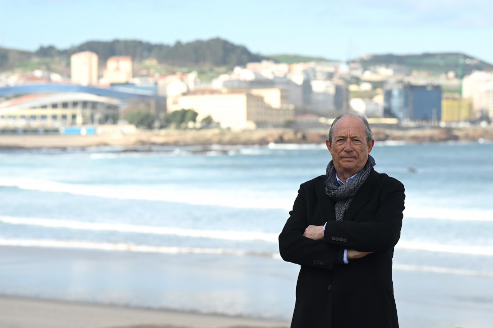 El entrevistado elige para la foto el Orzán. “A cien metros de donde yo nací, entre la calle del Sol y el sanatorio Modelo”. Aqu