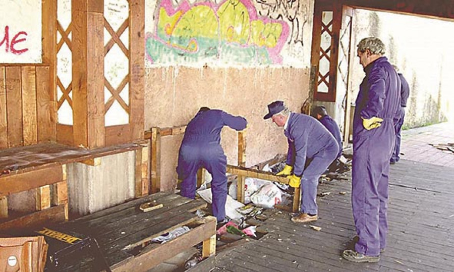 Hace 25 años | Derribada una marquesina que era un foco de delincuencia en A Maestranza