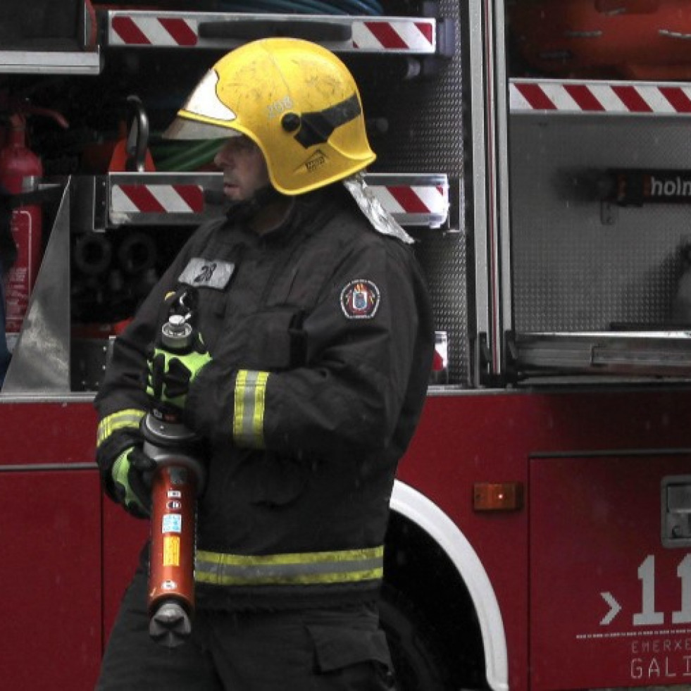Arde un garaje lleno de maquinaria agrícola en Oza-Cesuras