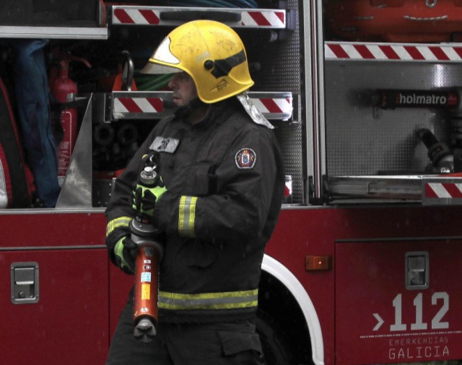 Un incendio en un piso en A Coruña obliga a trasladar a dos personas al hospital