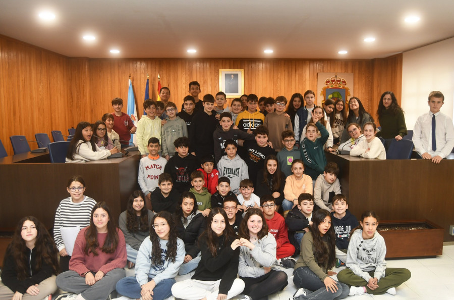 Los alumnos del CEIP Graxal presentan a la alcaldesa el diseño de su patio ideal