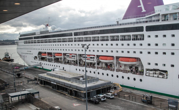 El Puerto de A Coruña implantará un sistema para que los cruceros apaguen sus motores mientras están atracados
