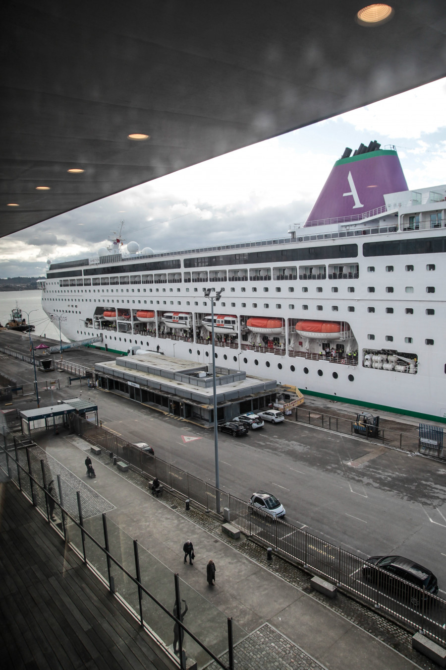 El Puerto de A Coruña implantará un sistema para que los cruceros apaguen sus motores mientras están atracados