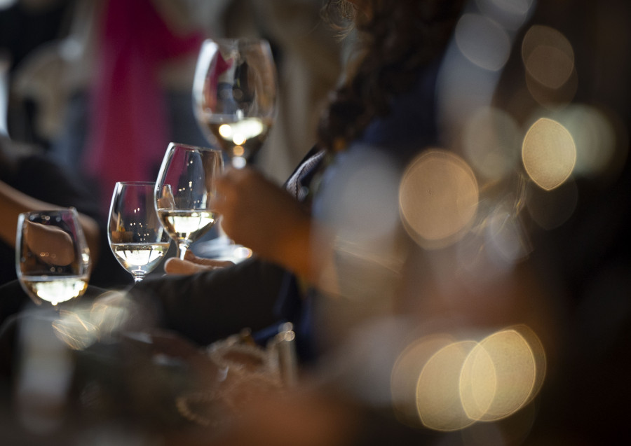 Donald Trump amenaza con aplicar aranceles del 200 % a bebidas alcohólicas de la UE