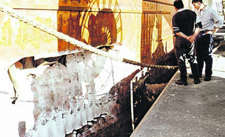 Hace 25 años | Un carguero sufre daños en el casco al chocar contra el muelle del Centenario