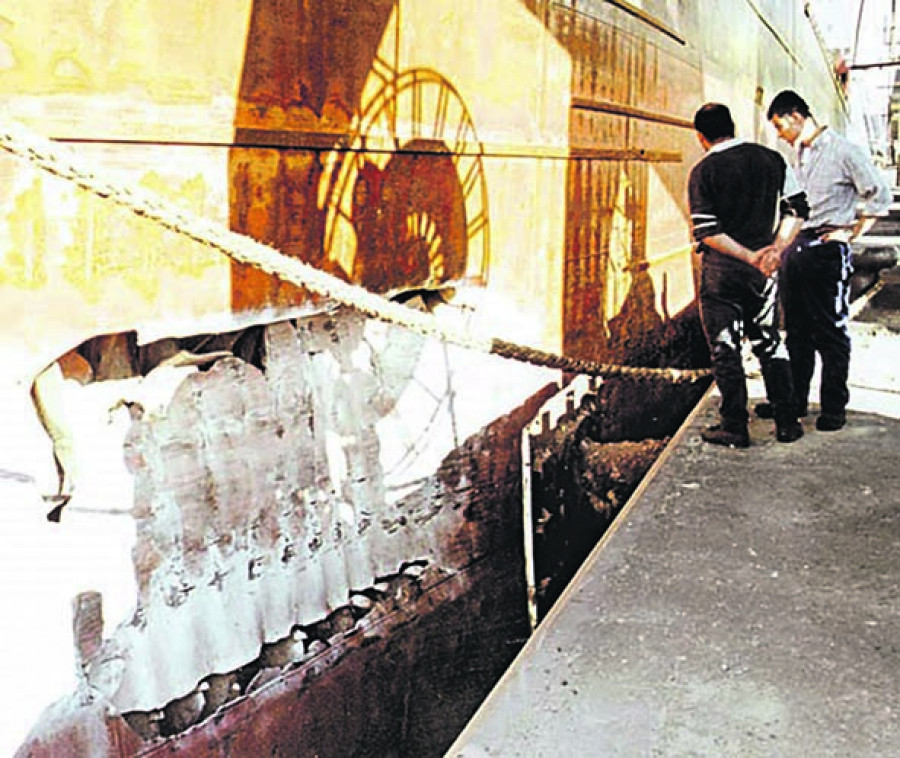 Hace 25 años | Un carguero sufre daños en el casco al chocar contra el muelle del Centenario