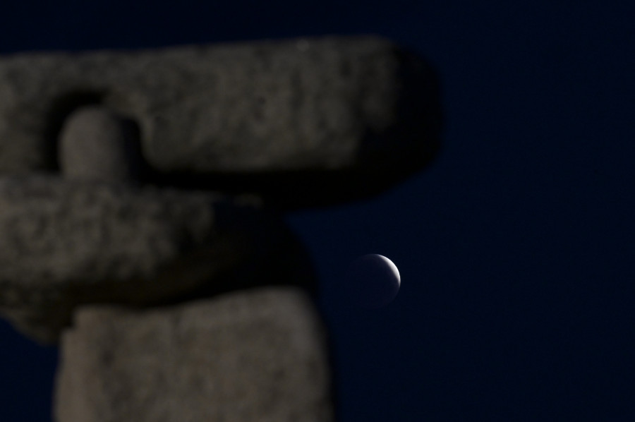 Ver la luna desde el Castro de Elviña