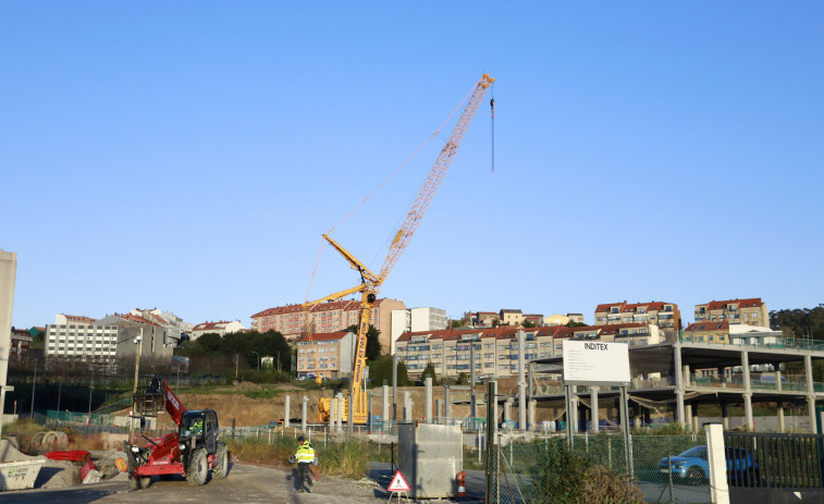Una grúa de 160 metros instalada para la obra del nuevo comedor de Inditex ‘revoluciona’ Sabón