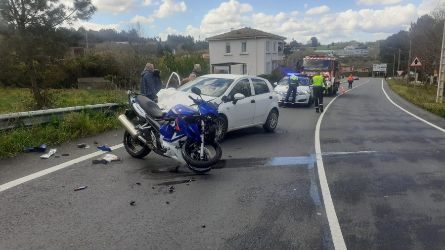 Un motorista resulta herido en una colisión en el tramo peligroso de Infesta, en Betanzos