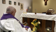 El Vaticano difunde la primera foto del papa desde su hospitalización