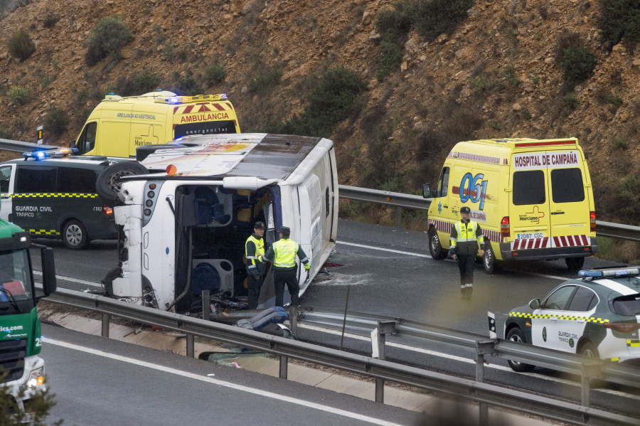 Varios heridos al volcar un autobús con viajeros del Imserso en la A-7 en Murcia
