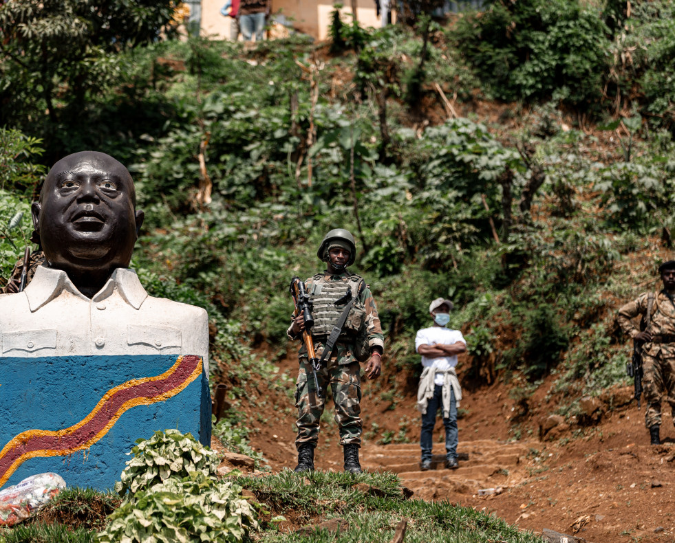 Bukavu (Congo, The Democratic Republic Of The), 27/02/2025.- A soldier of the M23 armed group stands guard next to a statue of former Congo President Laurent Kabila in Bukavu, South Kivu, Democratic R