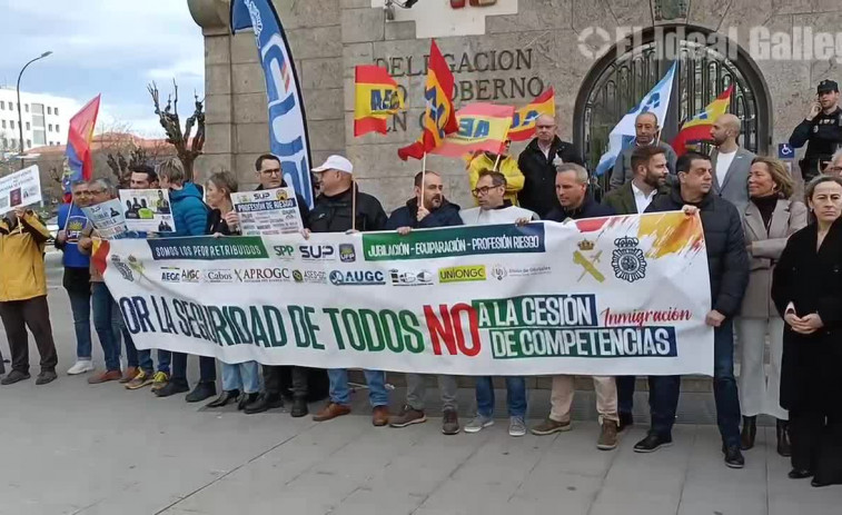 Policías nacionales y guardias civiles se concentran ante la Delegación del Gobierno en A Coruña