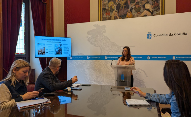 Inés Rey cita a los coruñeses el sábado para hablar sobre el autobús urbano