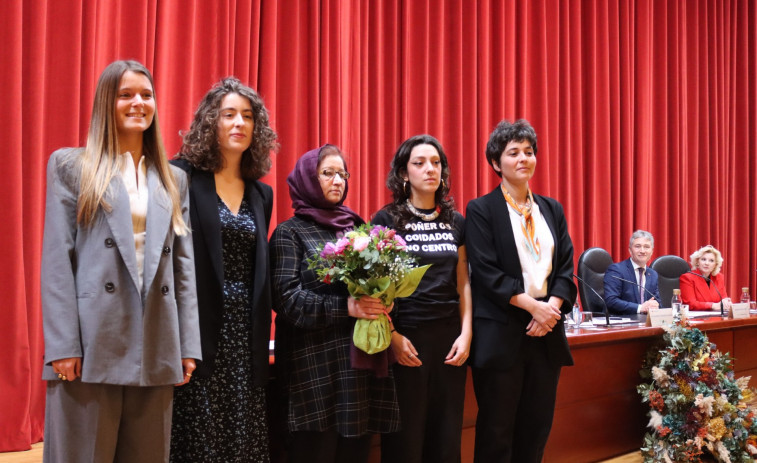 Las alumnas de la UDC Iria Fernández Sánchez y Sarah Lamas reciben los premios de la Valedora do Pobo