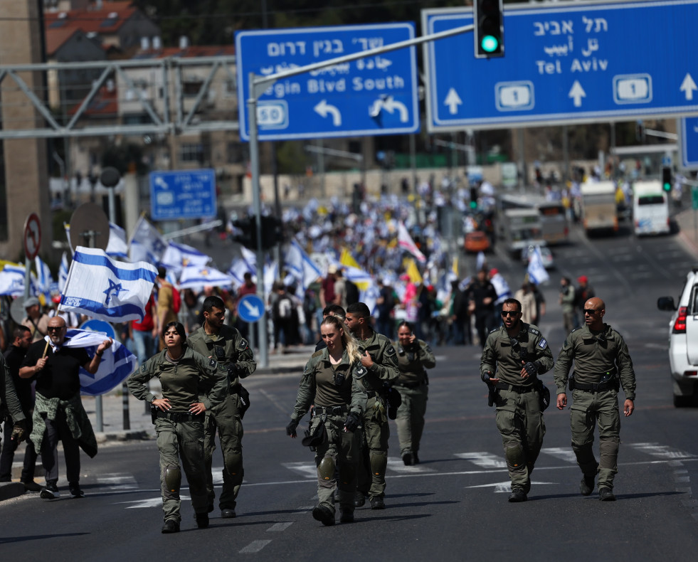 JERUSALEM (---), 19/03/2025.- Police secure the area during a protest in Jerusalem against Israeli Prime Minister Netanyahu's announced plans to dismiss Shin Bet chief Ronen Bar, 19 March 2025. (Prote