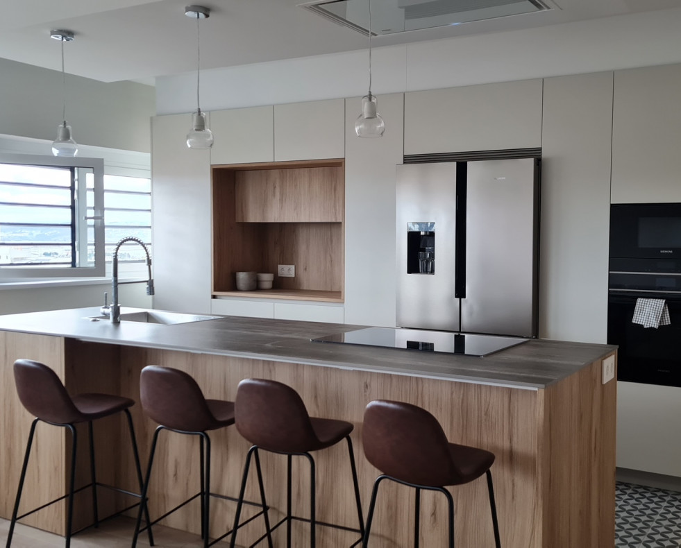 Una cocina moderna con un toque cálido gracias a sus acabados en madera. I ZEBRANO