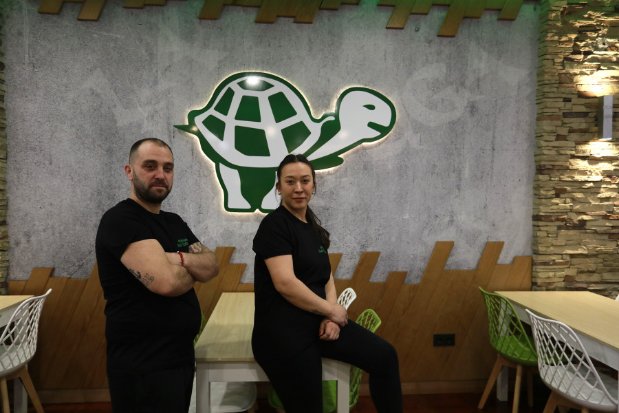 El bar La Tortuga de O Burgo se reencuentra con sus clientes tras un tiempo alejados