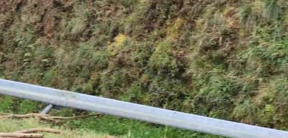 Un camión siembra de troncos la autovía en Arteixo