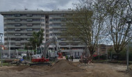 El parque de la plaza Casares Quiroga dice adiós a sus viejos columpios
