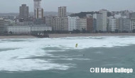 Un deportista desafía la alerta naranja en A Coruña y practica kitesurf en el Orzán