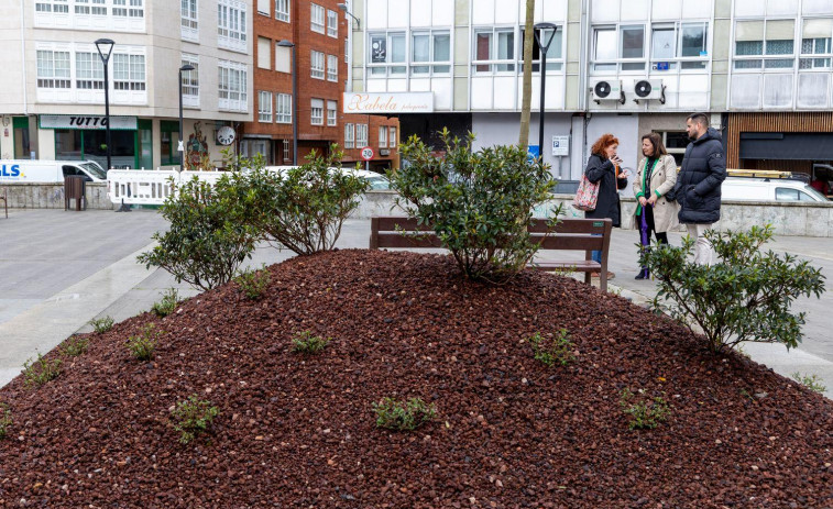Betanzos abre una “humanizada” y renovada plaza de Uxío Novoneyra