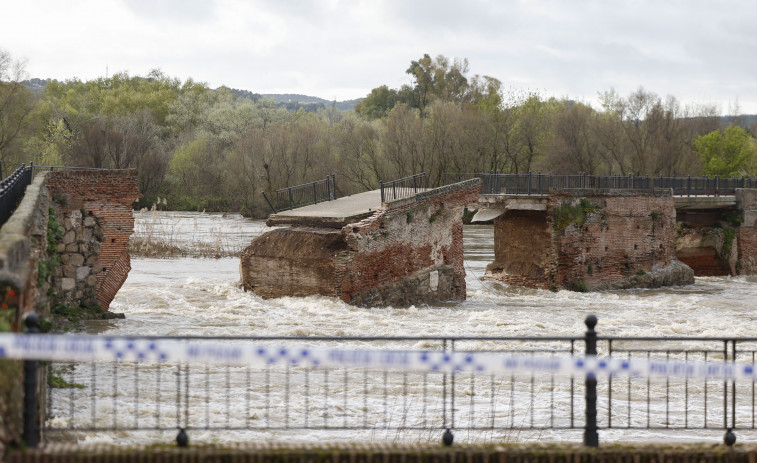 El paso de Martinho: Más de 40 carreteras afectadas por la nieve, 30 por inundaciones y un puente histórico destruido