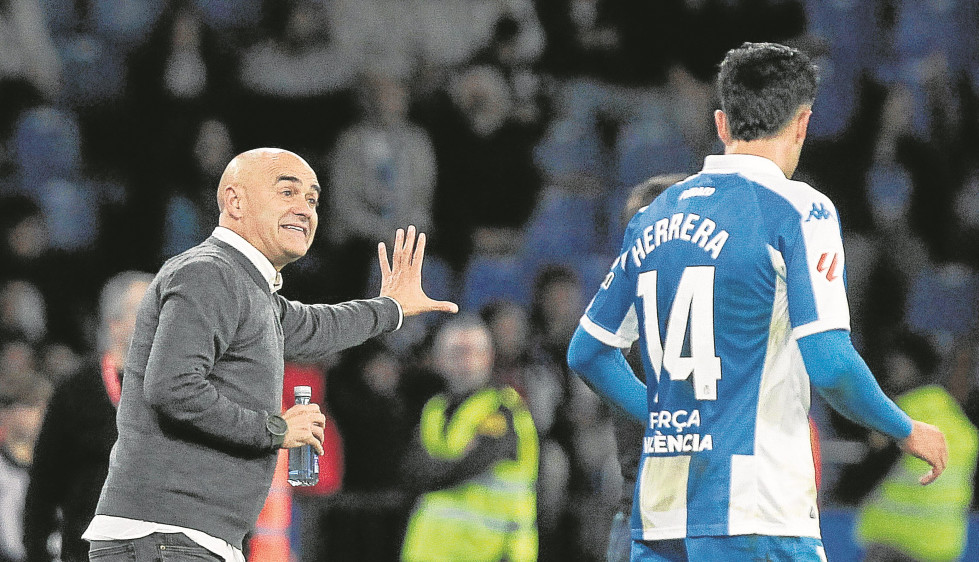 Óscar Gilsanz, dando indicaciones en un partido del Deportivo en Riazor esta temporada   quintana