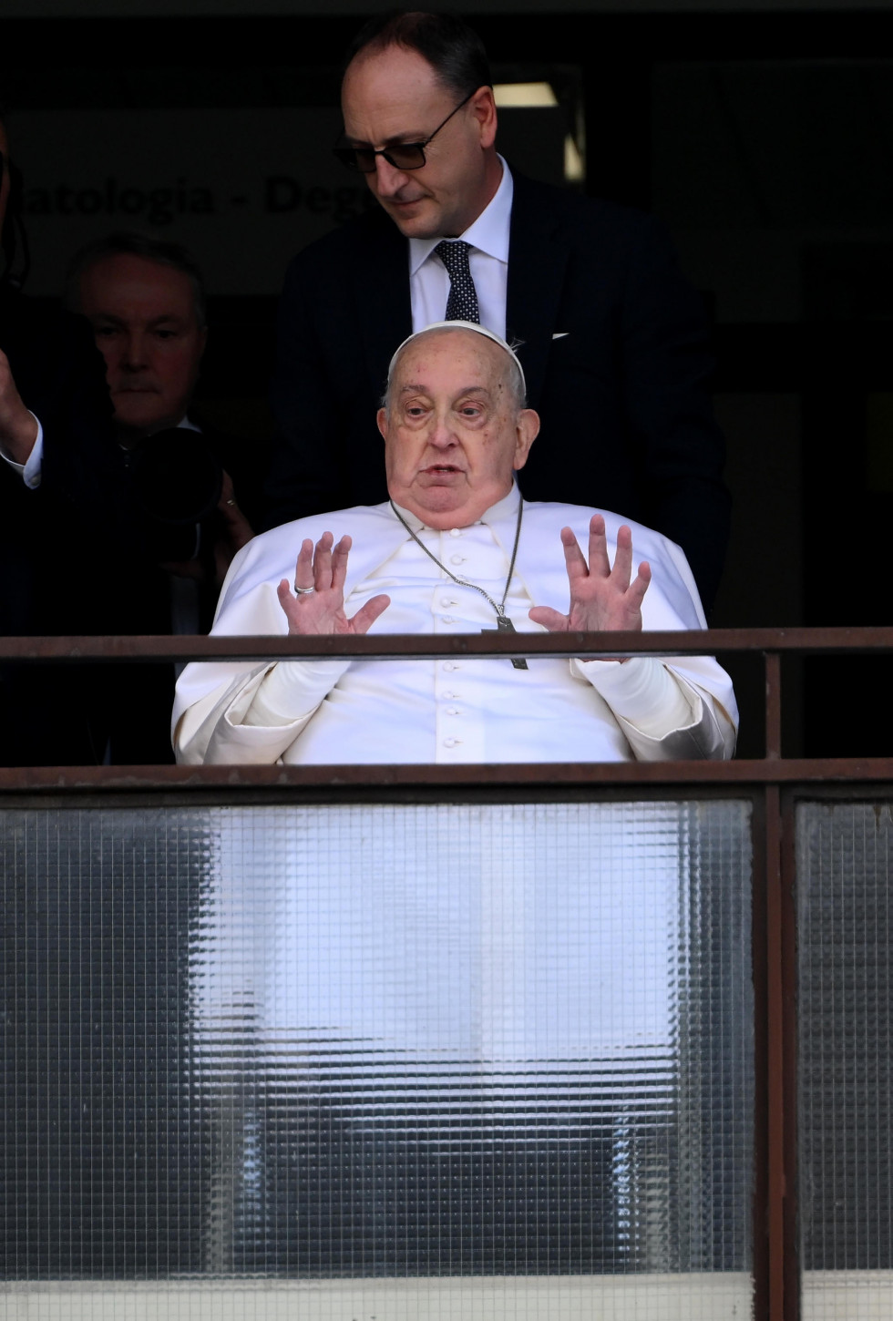 Rome (Italy), 23/03/2025.- Pope Francis (front) greets and blesses the faithful from the balcony of the Gemelli hospital where has been hospitalized, in Rome, Italy, 23 March 2025. Pope Francis will b