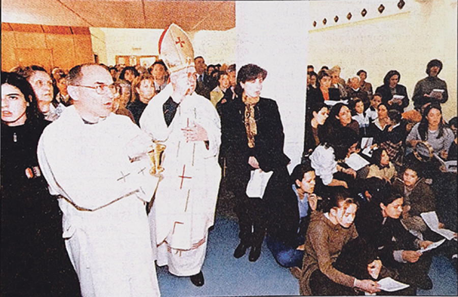 Hace 25 años | Julián Barrio inaugura la capilla que dará servicio a Los Rosales