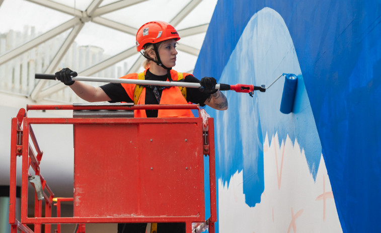 La ilustradora Lidia Cao realiza una obra de arte efímera en un mural de más de 16 metros en Marineda City
