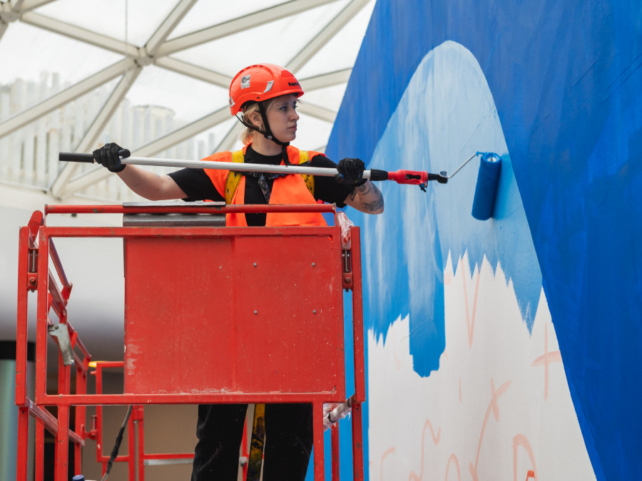 La ilustradora Lidia Cao realiza una obra de arte efímera en un mural de más de 16 metros en Marineda City