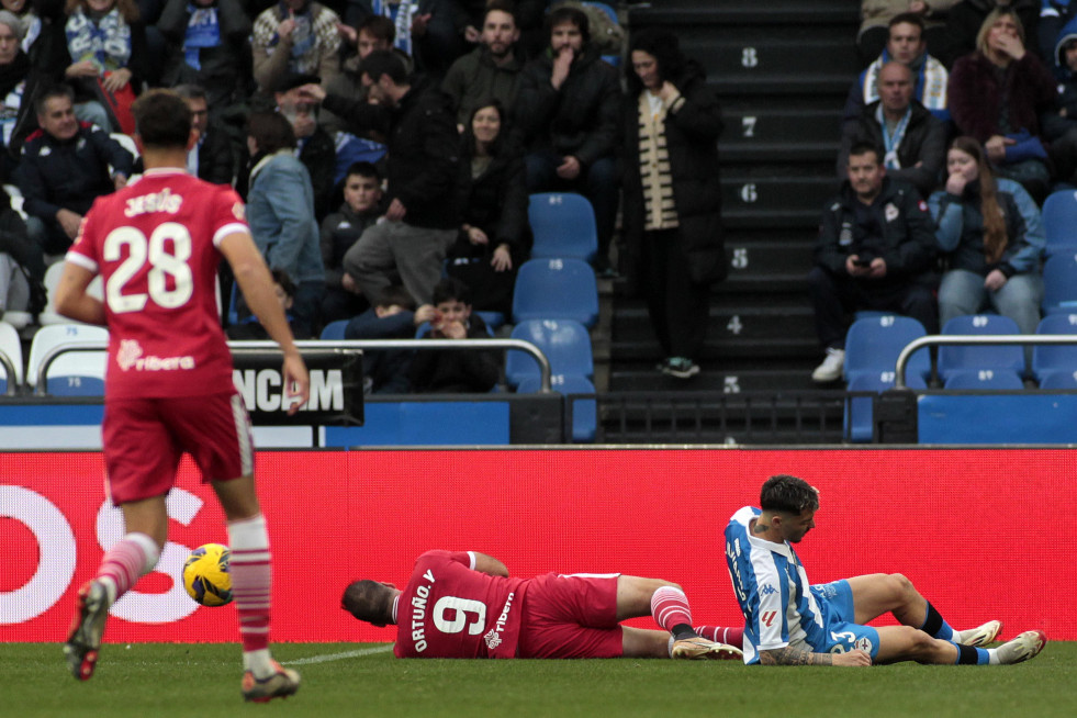 Ortuño y Ximo Navarro se duelen en el césped de Riazor tras la jugada que terminó con el lateral expulsado... y con una fractura