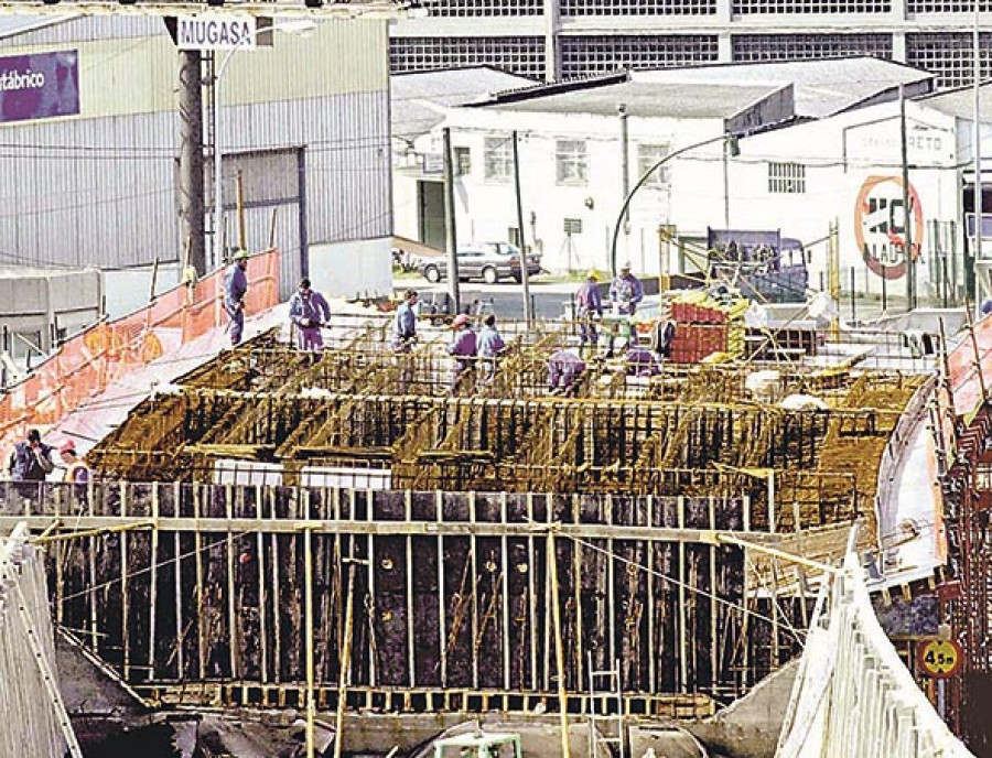 Hace 25 años | El viaducto que cruza la avenida de Arteixo llega ya a la glorieta de A Grela