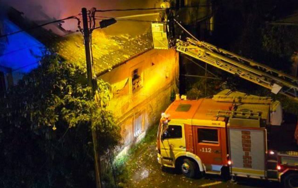 Arde una casa de dos plantas en Culleredo