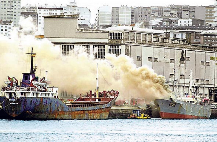 Hace 25 años | Nueve horas para apagar el incendio de un barco en el muelle del Este
