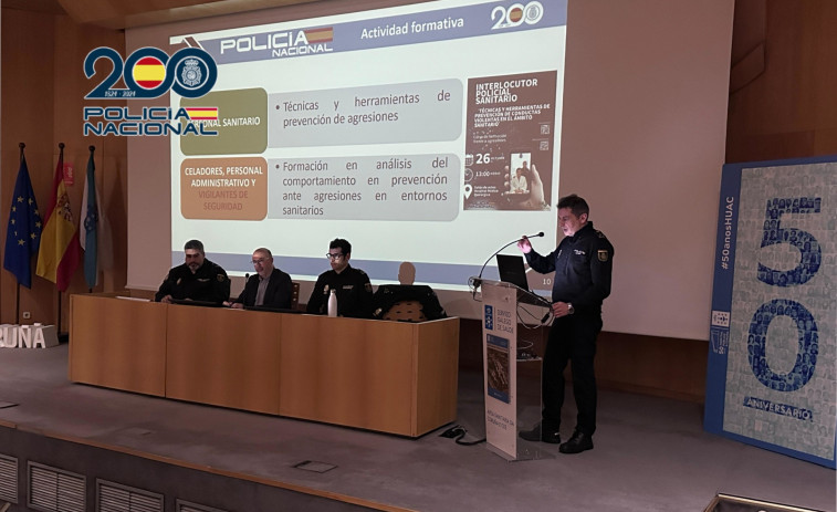 La Policía Nacional forma a sanitarios del CHUAC en medidas de seguridad para evitar agresiones