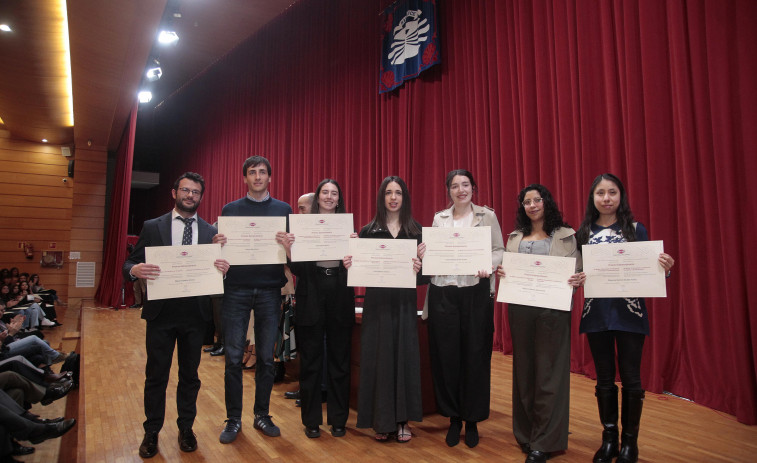Un Rectorado hasta la bandera reconoce a su alumnado “máis sobresaínte”