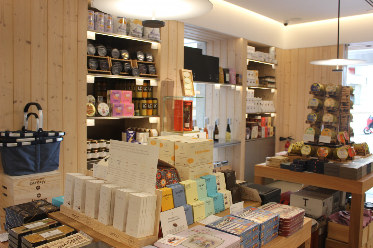 Una vista del interior de Au0301lvarez Delicatessen
