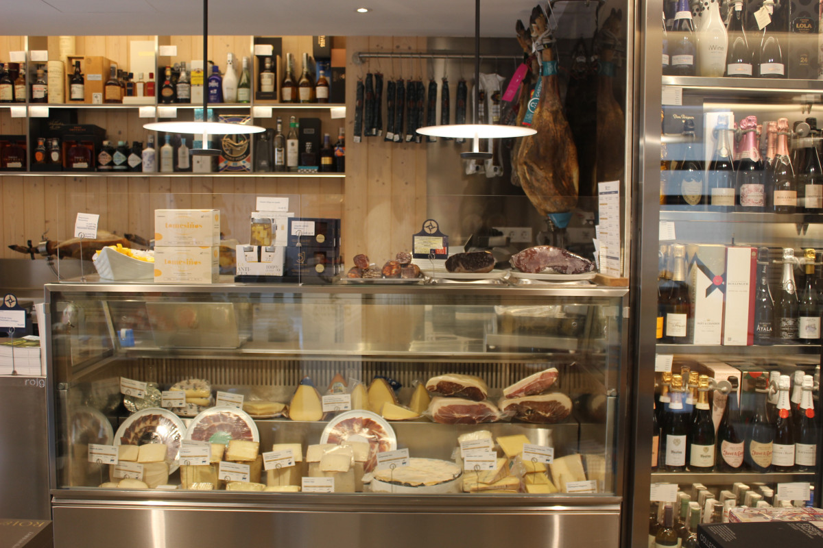 La secciou0301n de quesos y embutidos al corte en Au0301lvarez Delicatessen
