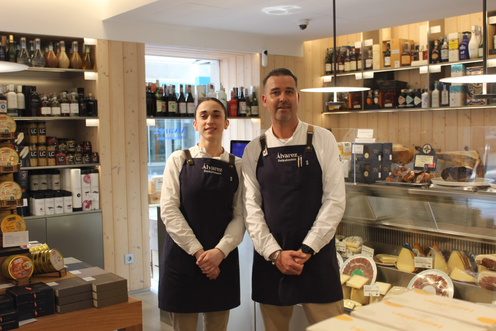 Diego Vila Rodríguez y Laura Soto Castellón, empleados de Álvarez Delicatessen