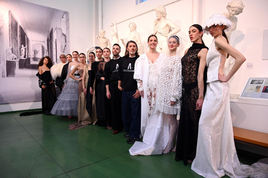 De los Aires llena con su desfile de Alta Moda los pasillos de la Escola Pablo Picasso
