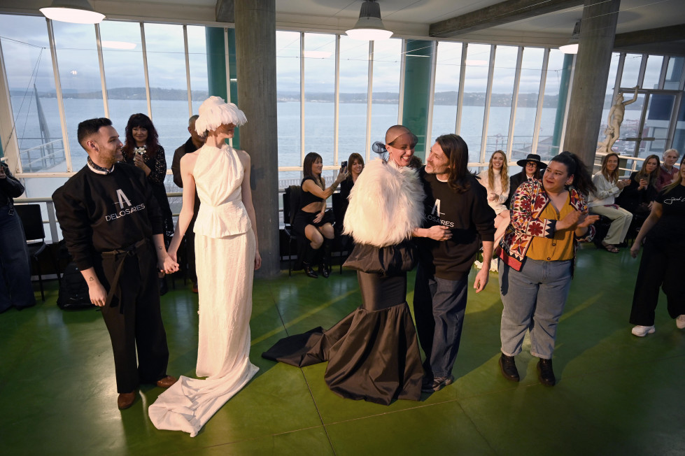 Jona Camacho, a la izquierda, y Juan Morandeira, con las modelos, tras el desfile