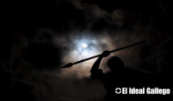 Los coruñeses viven un eclipse parcial de Sol entre telescopios, gafas y múltiples artilugios de cartón